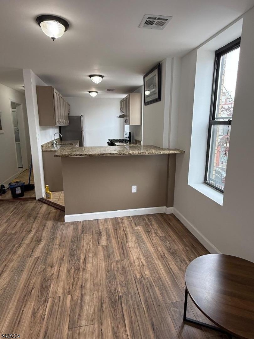 182 Ferry St 2f Property Photo 3
