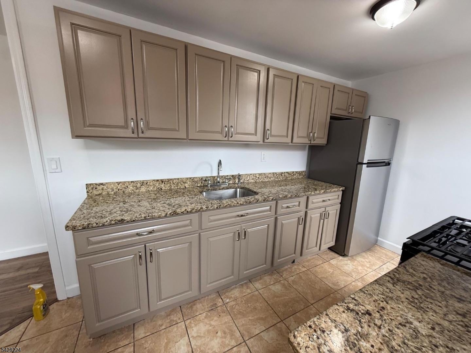 182 Ferry St 2f Property Photo 4