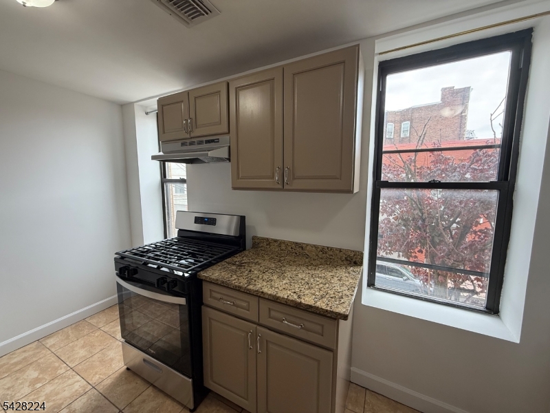 182 Ferry St 2f Property Photo 5