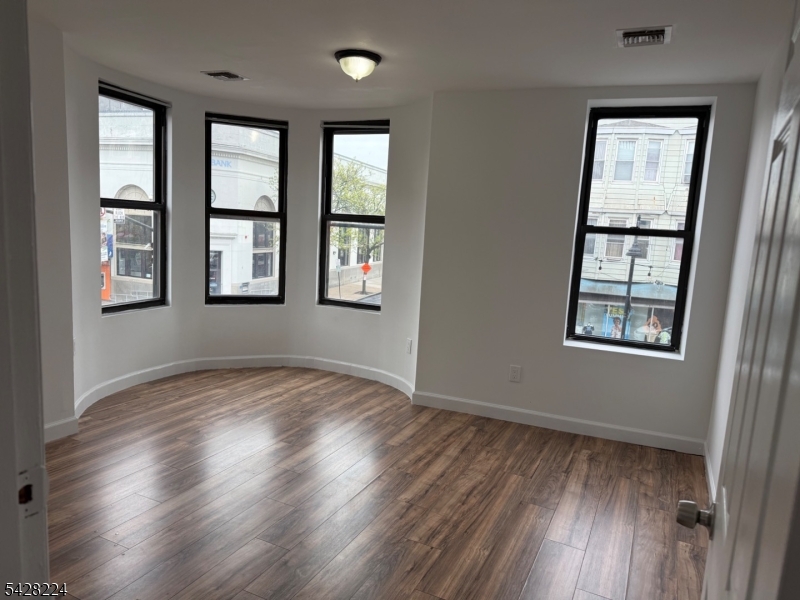 182 Ferry St 2f Property Photo 12