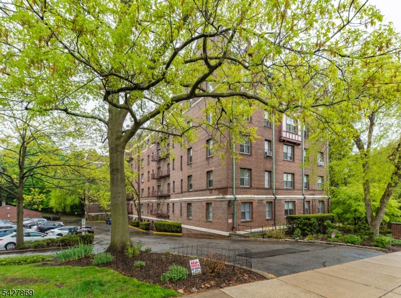 100 E Palisade Ave Property Photo 1