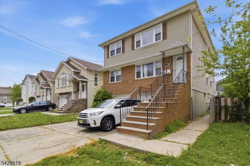 1129 E Henry St Property Photo 2