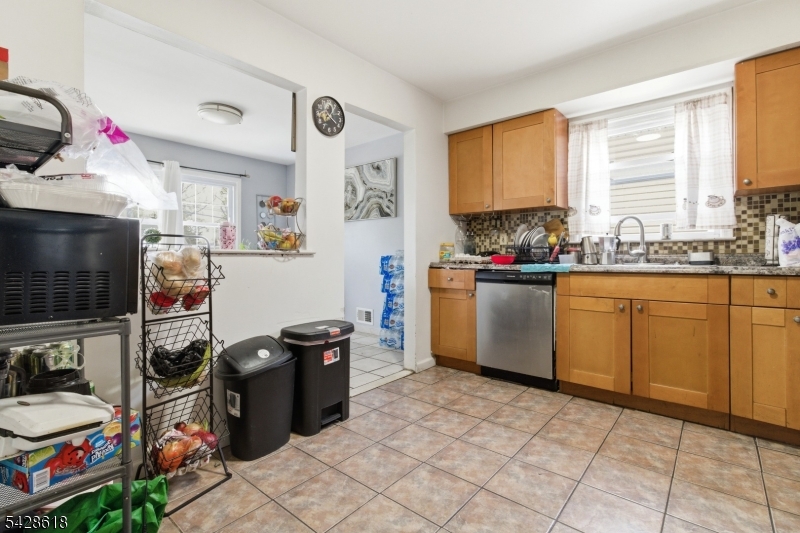 1129 E Henry St Property Photo 6