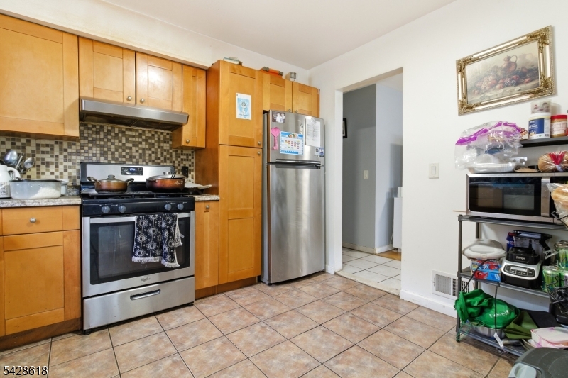 1129 E Henry St Property Photo 7