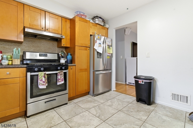 1129 E Henry St Property Photo 8