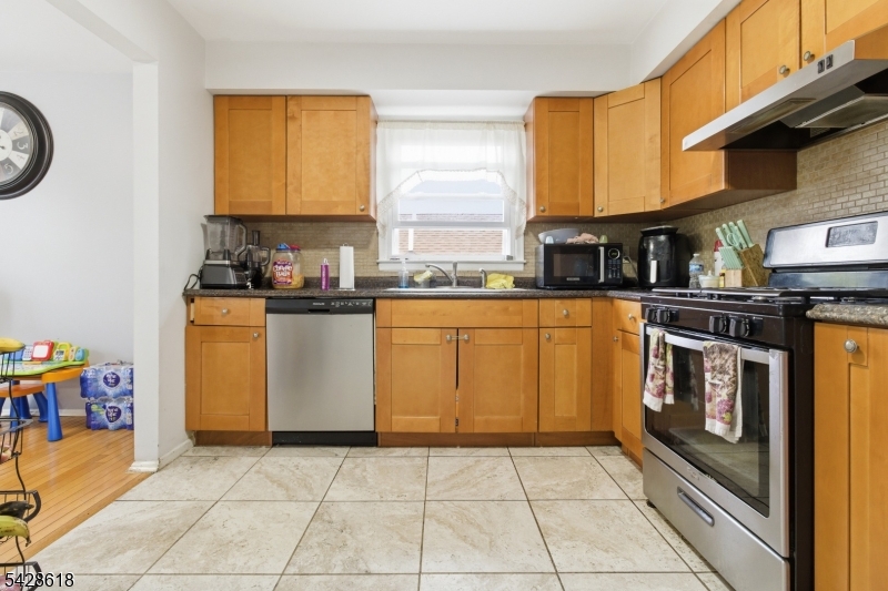 1129 E Henry St Property Photo 10