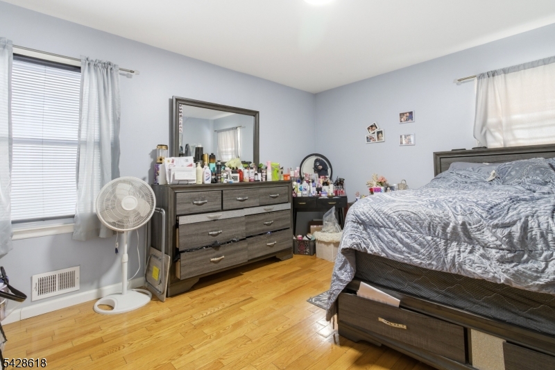 1129 E Henry St Property Photo 18