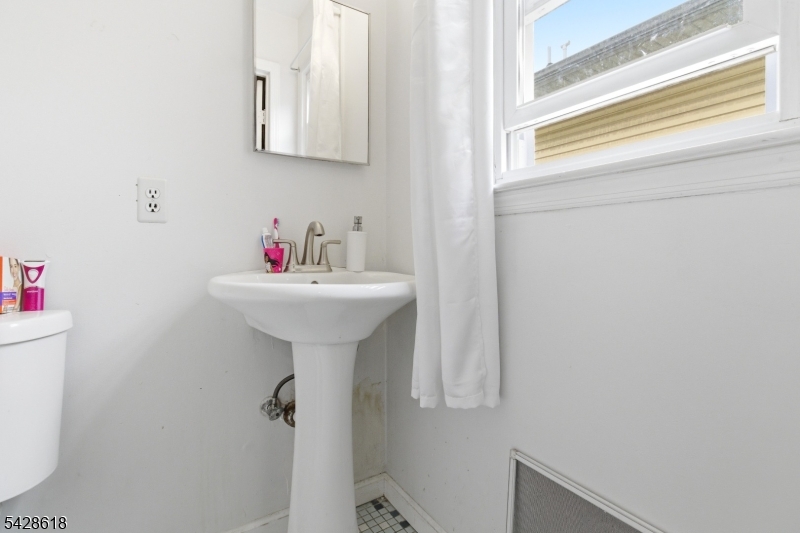 1129 E Henry St Property Photo 19