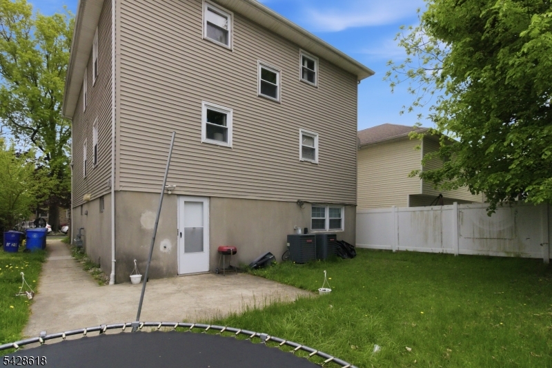 1129 E Henry St Property Photo 42