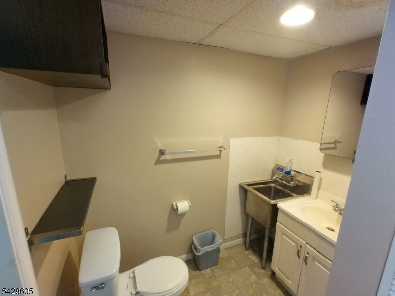352 S Main St Property Photo 9