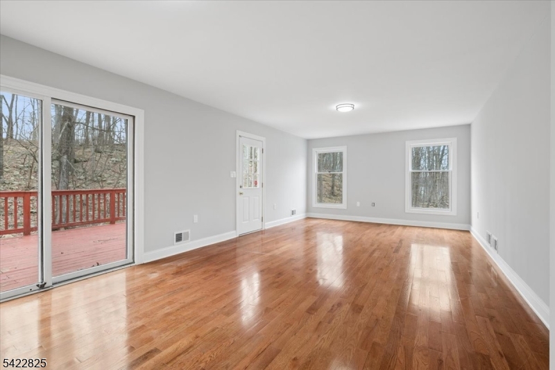 315 Hudson Ave Property Photo 6