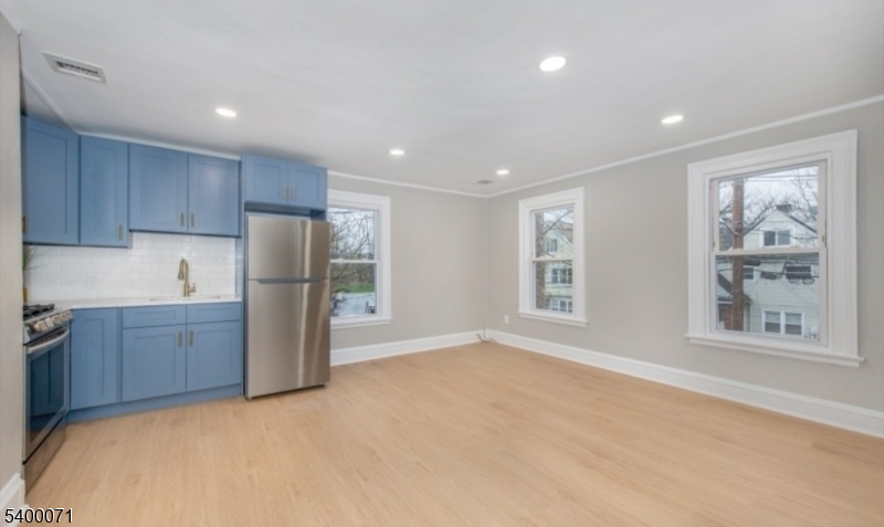 25 Henry St 2 Property Photo 2
