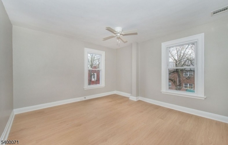 25 Henry St 2 Property Photo 5