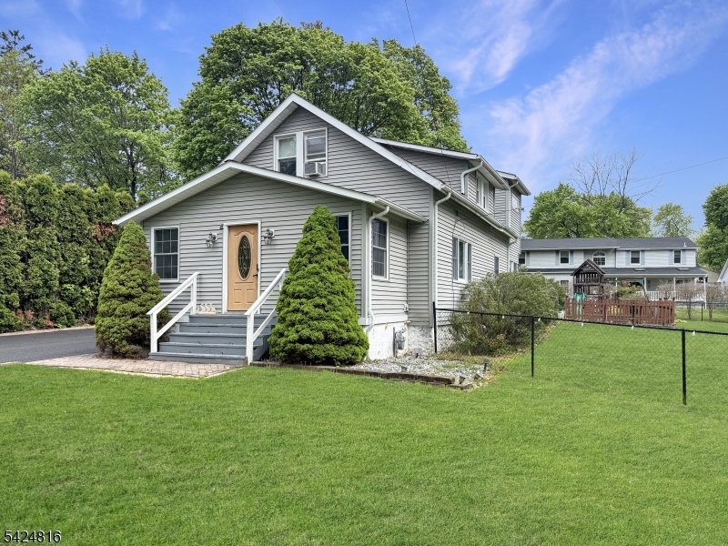 2 Pine St Property Photo 1