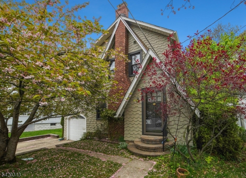 8 Brookside Pl Property Photo 1