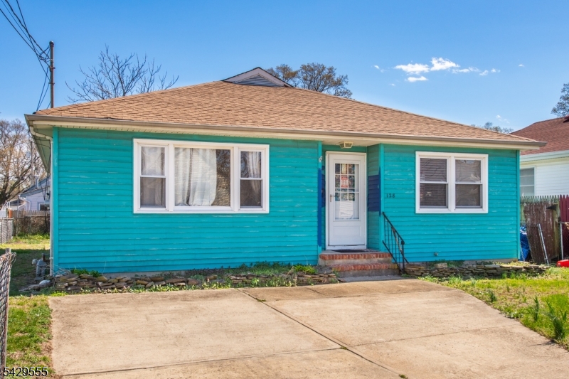 128 Highland Blvd Property Photo 1