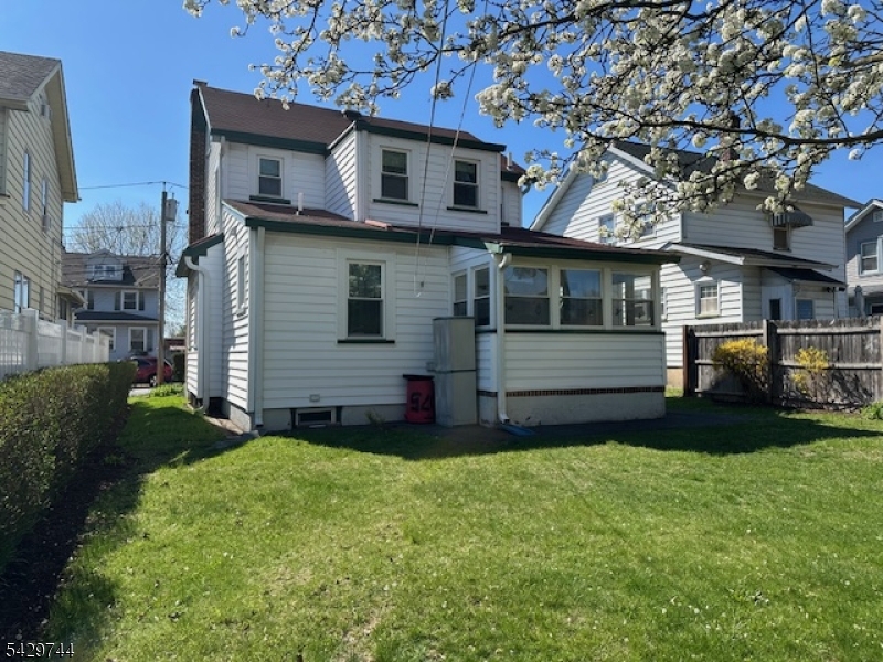 1075 Thomas St Property Photo 2
