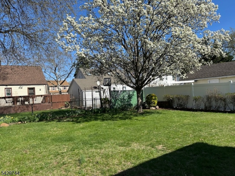 1075 Thomas St Property Photo 17