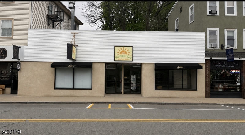 927 Main St Property Photo 1