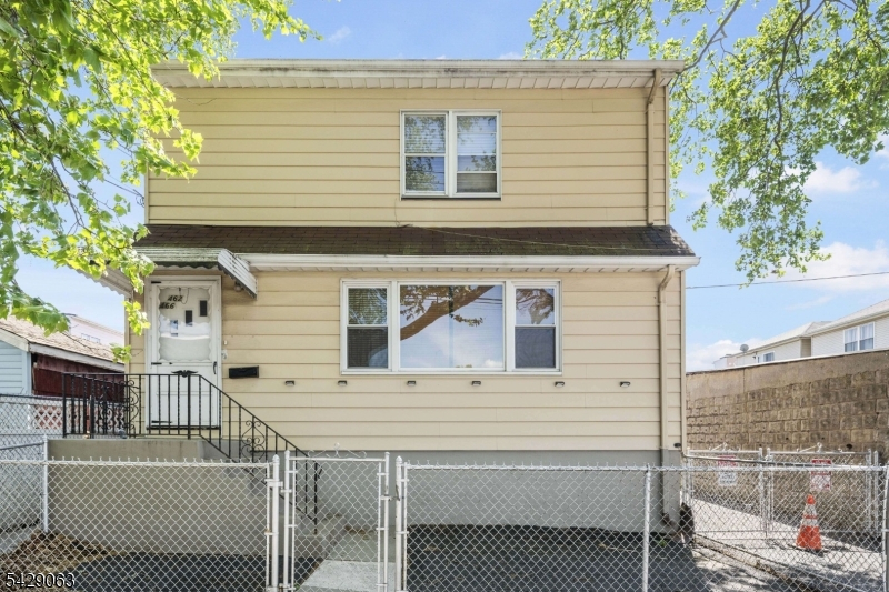 466 Delavan Ave Property Photo 3