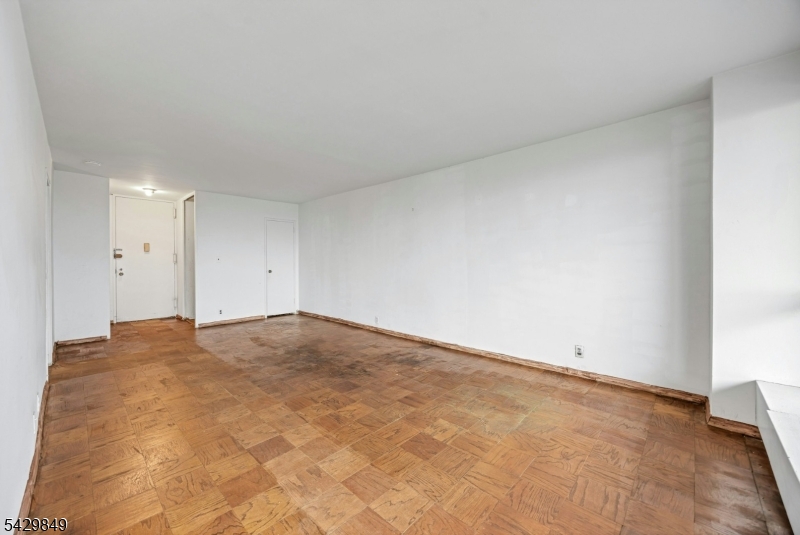 2077 Center Ave 20c Property Photo 4