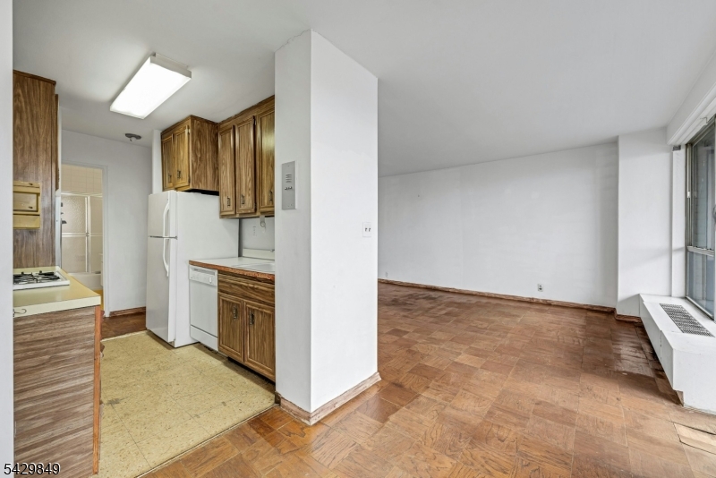 2077 Center Ave 20c Property Photo 7