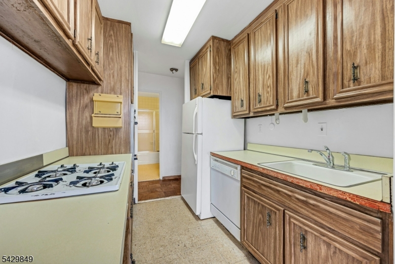 2077 Center Ave 20c Property Photo 8