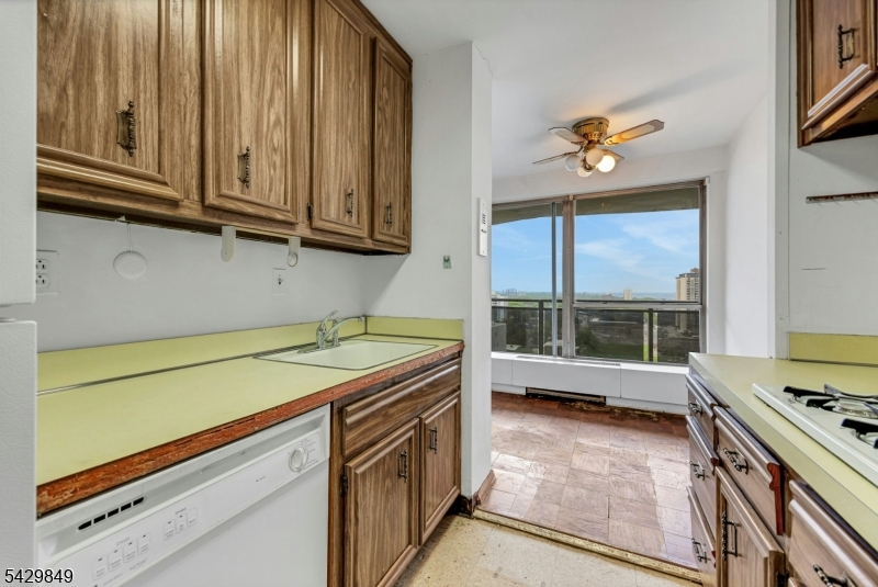 2077 Center Ave 20c Property Photo 10