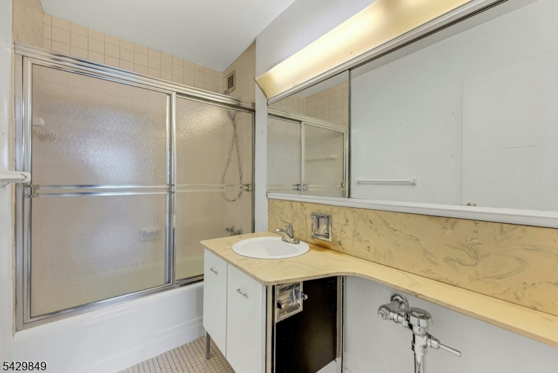 2077 Center Ave 20c Property Photo 11