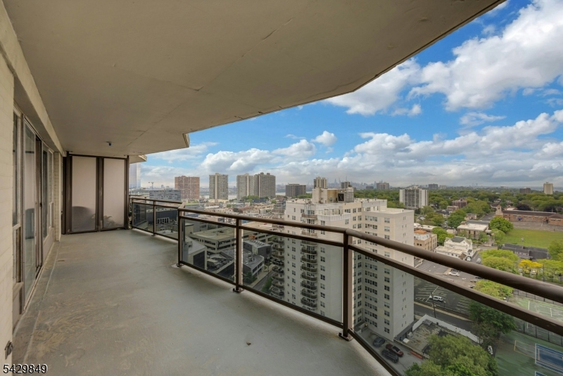 2077 Center Ave 20c Property Photo 16