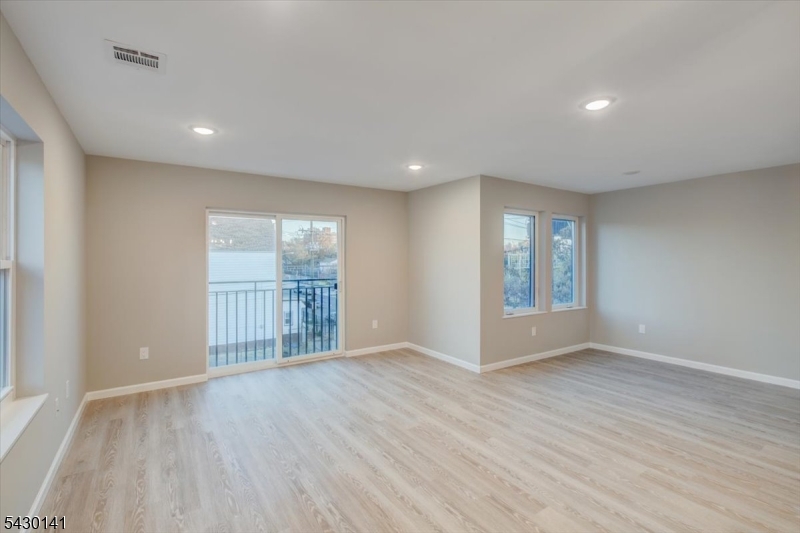 54 Holland St Property Photo 6