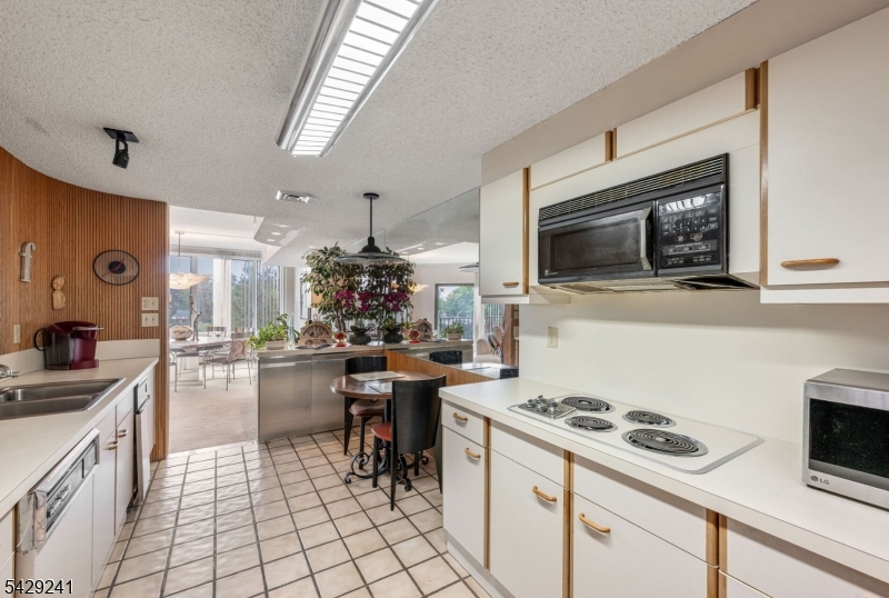 1360 Hamburg Tpke 409 Property Photo 10