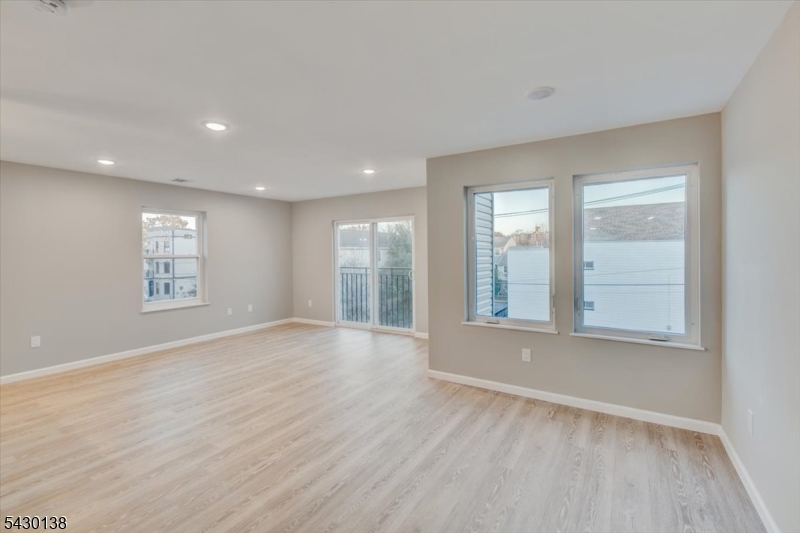 581 Bergen St Property Photo 6