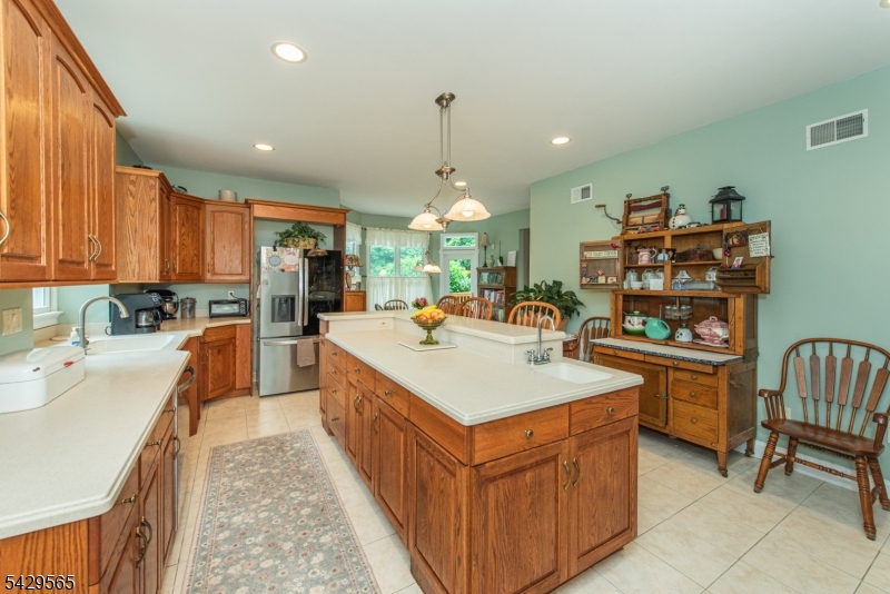 37 Thomas Ter Property Photo 10
