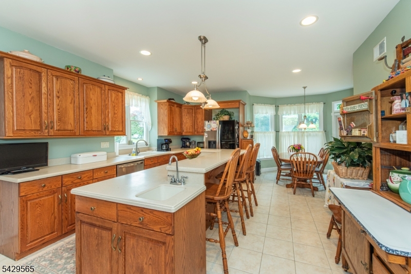 37 Thomas Ter Property Photo 11