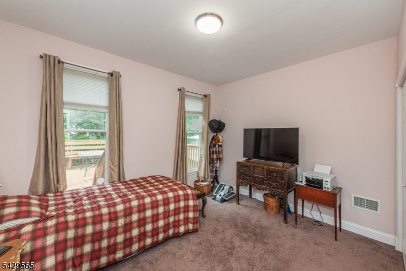 37 Thomas Ter Property Photo 14