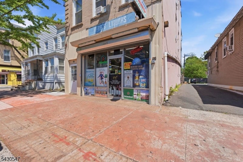 200 Somerset St Property Photo 6