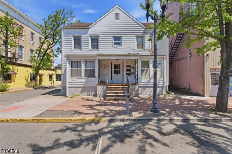 194 Somerset St Property Photo 4