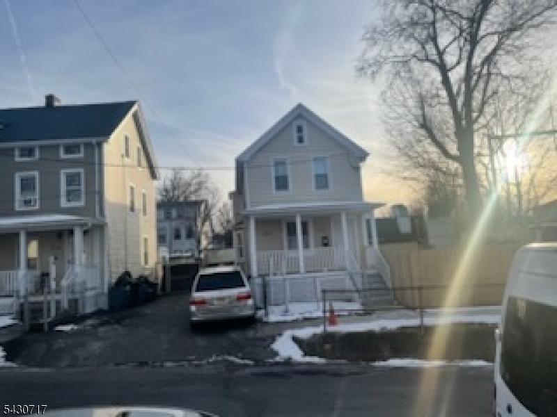 522 Beach St Property Photo 2