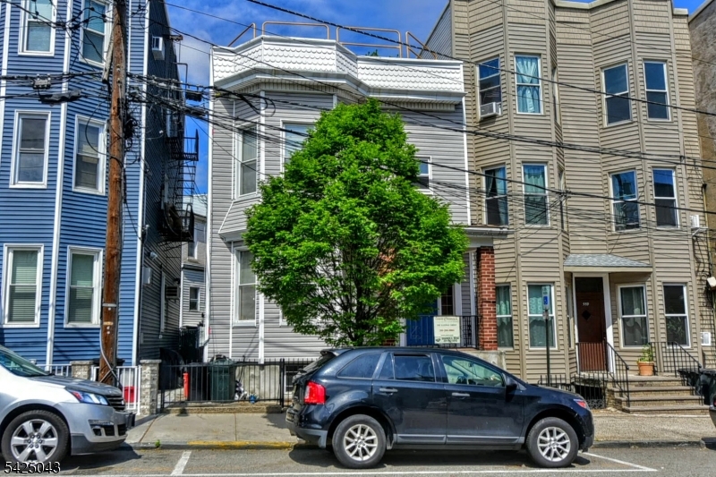 557 Hudson Ave Property Photo 2