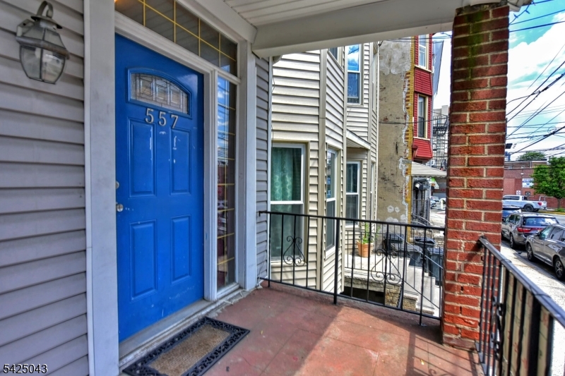 557 Hudson Ave Property Photo 3