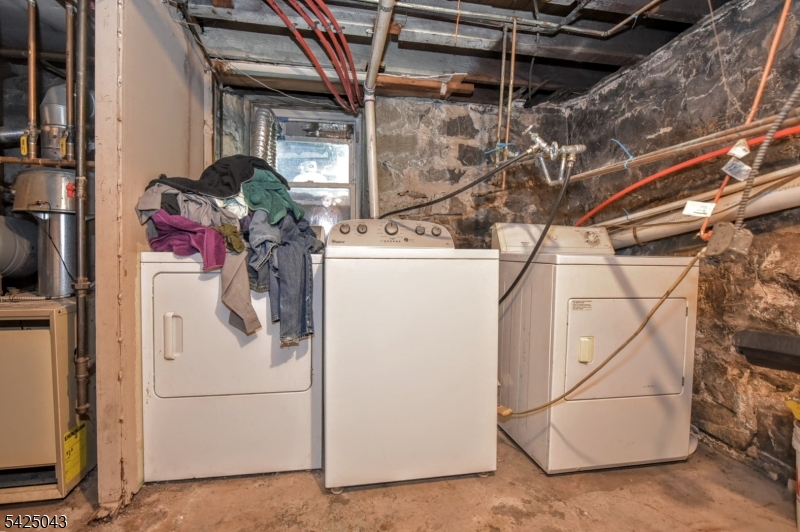 557 Hudson Ave Property Photo 8