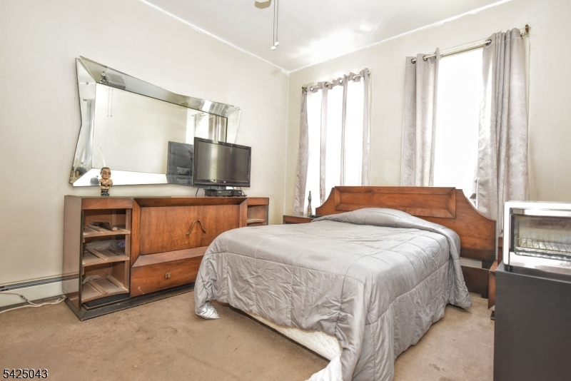 557 Hudson Ave Property Photo 10