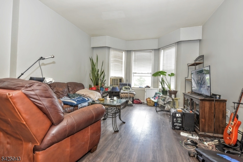557 Hudson Ave Property Photo 15