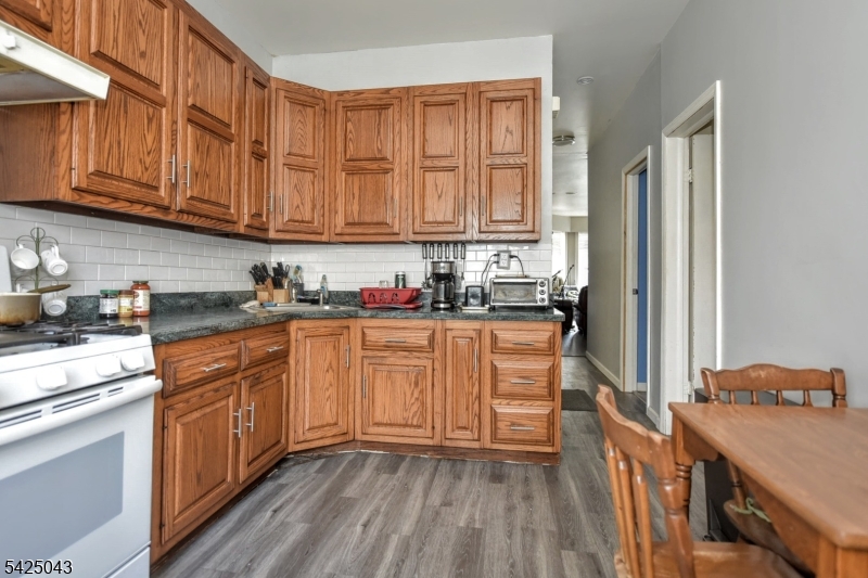 557 Hudson Ave Property Photo 16
