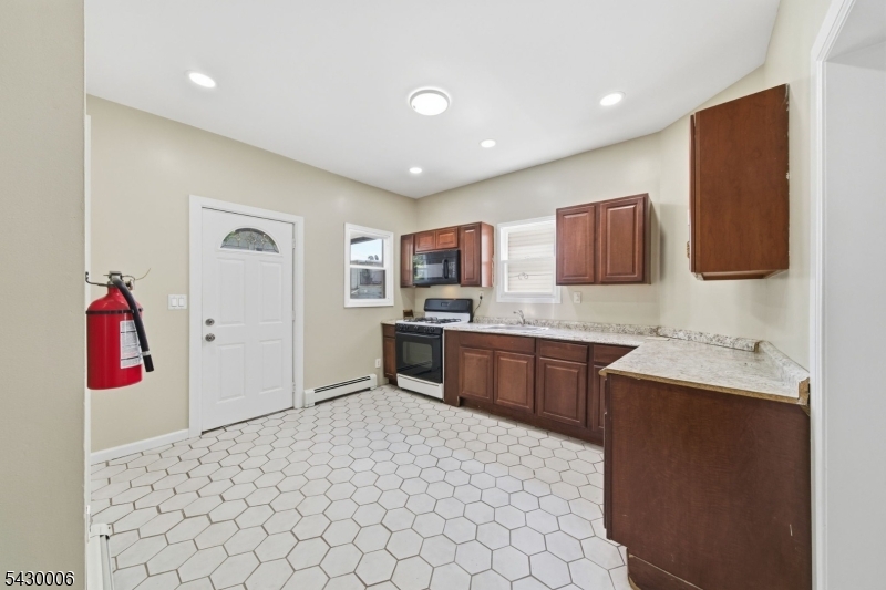82 Pequannock St Property Photo 26