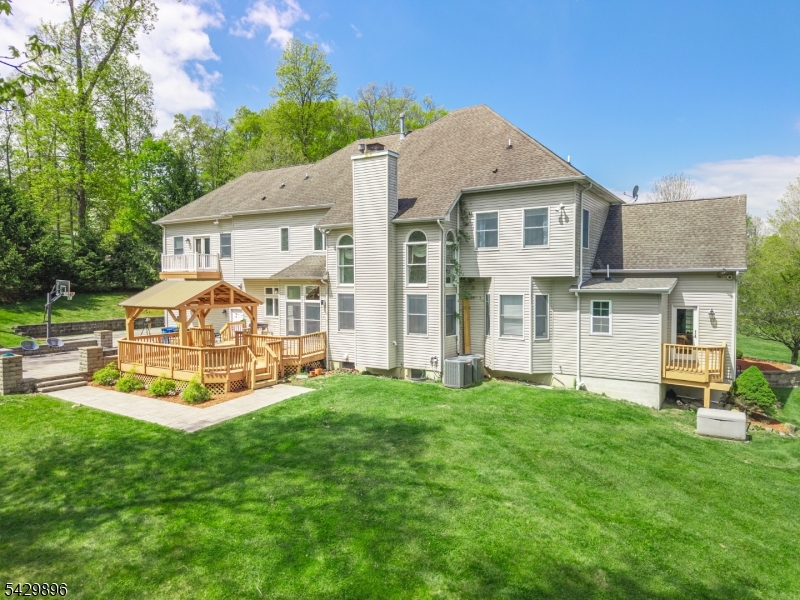8 Peach Tree Ln Property Photo 12