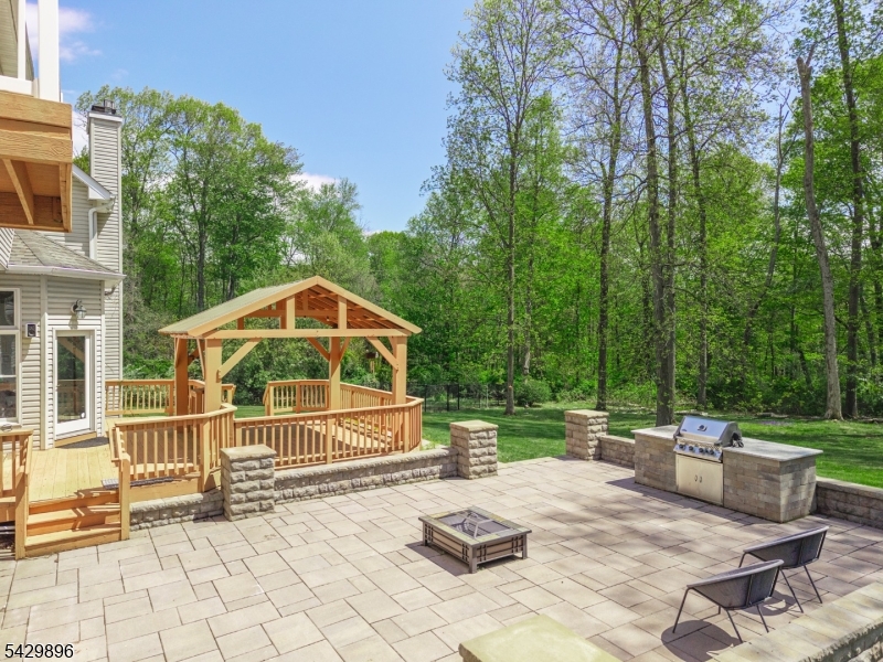 8 Peach Tree Ln Property Photo 13