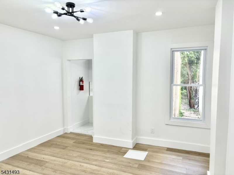 181 Washington St Property Photo 3