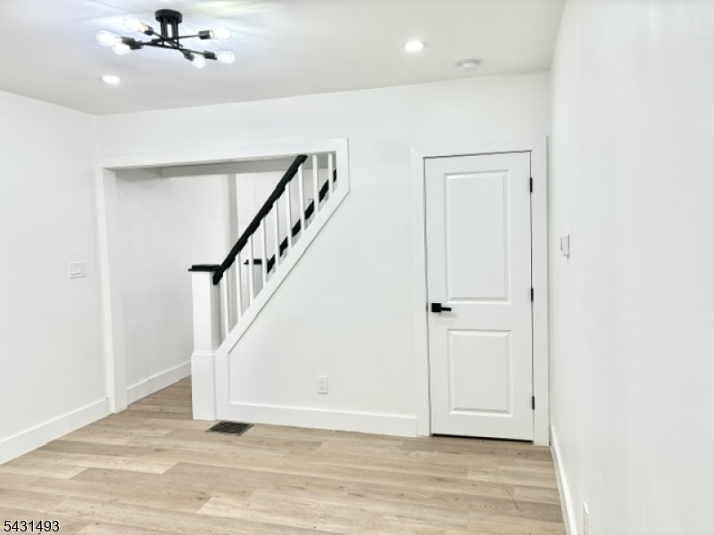 181 Washington St Property Photo 4